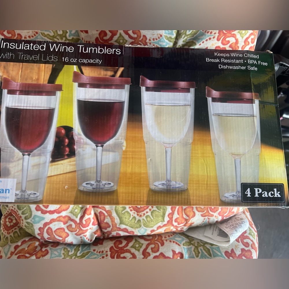 🌴🍷Insulated Wine Tumblers with Travel Lids - 4 Pack - 16oz capacity NWT